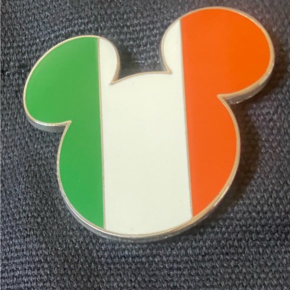 Six Walt Disney World Pins (6) - Picture 5 of 5